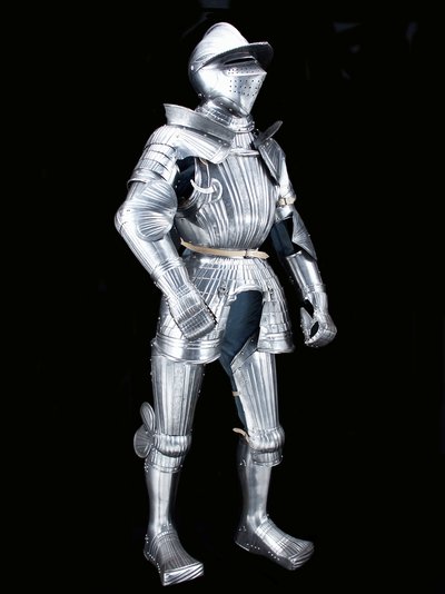 Armure de campagne "Maximilian" du groupe "Fico", avec casque associé, vers 1525-1530, décorée vers 1805 - German School