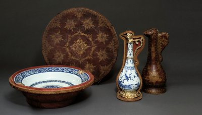 Aiguière et plat chinois montés dans leurs étuis d