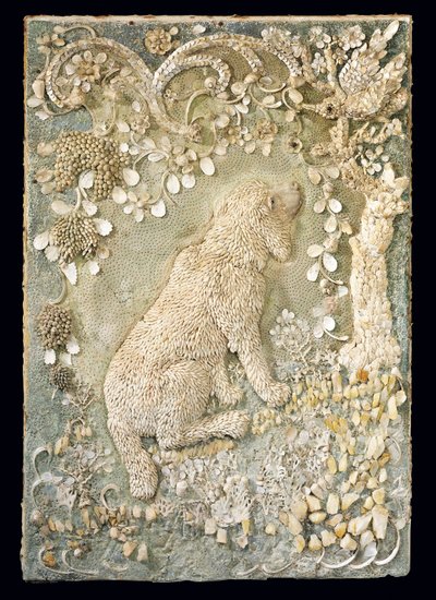 Un des deux chiens assis Louis XV modelés en relief, dans un cadre de type grotte - German School