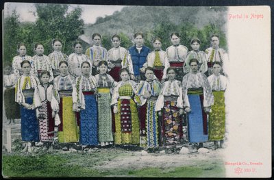 Carte postale représentant un costume traditionnel roumain dans la région d