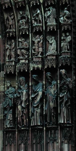 Détail sculptural du côté droit du portail central, façade ouest, commencée en 1277 - German School