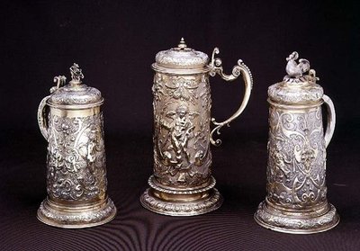 Chope cylindrique en argent doré par Paul Hubner, Ausburg 1590; chope cylindrique en argent doré par Tobias Kramer, Ausburg 1620; chope cylindrique partiellement dorée par Paul Hubner, Ausburg 1590, 16e-17e siècle - German School