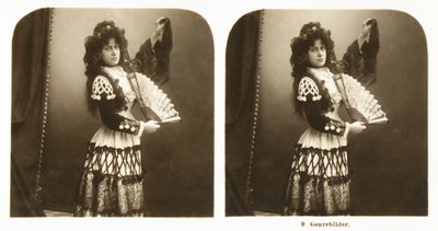 Carte stéréoscopique représentant une jeune femme en costume traditionnel espagnol de la région d
