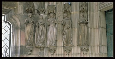 Les Cinq Vierges Sages, figures de jambage du Portail du Paradis, figures sculptées vers 1250, porche construit vers 1350 - German School