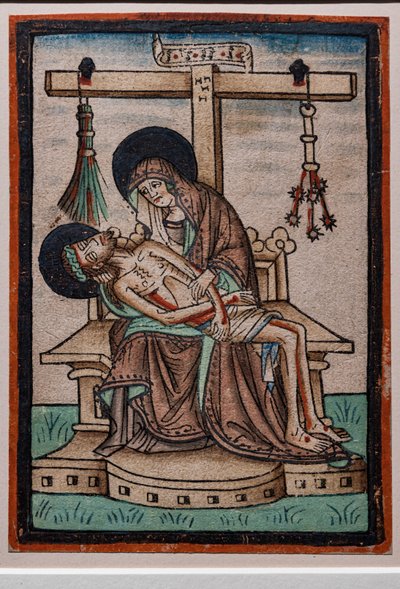 Vesperbild (Lamentation), gravure sur bois aquarelle par un graveur allemand, vers 1450. Les symboles de la Passion du Christ pendent de la croix. - German School