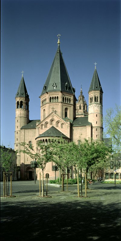 Vue de la Cathédrale de Saint-Martin et Saint-Étienne depuis le nord-est - German School