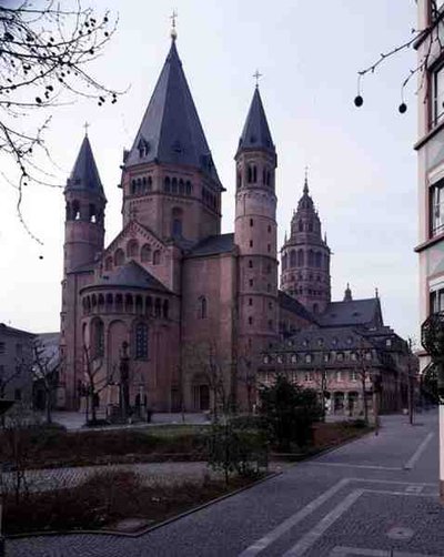 Vue de la cathédrale de Saint-Martin et Saint-Étienne depuis le nord-est - German School