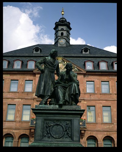 Vue de la nouvelle mairie et du monument des frères Grimm - German School
