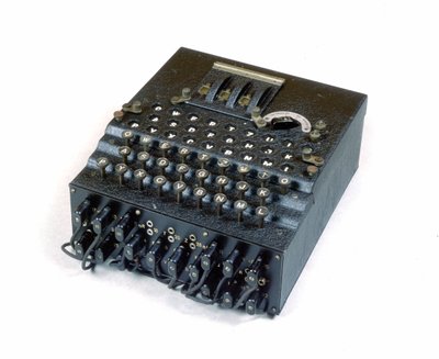 Guerre 1939-1945. Machine de décryptage « Enigma » inventée par Arthur Scherbius, ingénieur allemand - German School
