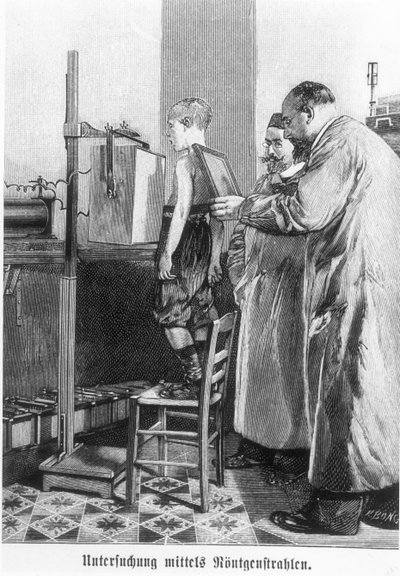 Wilhelm Konrad Roentgen (1845-1923) radiographiant un jeune garçon, d
