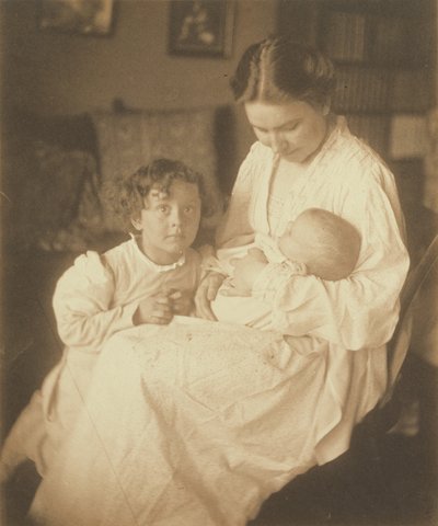 [Mère en robe de chambre, assise, avec un nourrisson et un petit garçon]. - Gertrude Käsebier