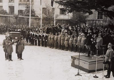 Benito Mussolini préside un enterrement d
