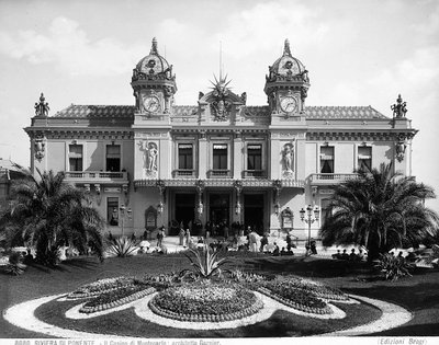 Façade du Casino de Montecarlo. Une foule de gens anime l