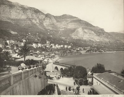 Vue panoramique de Montecarlo à Monaco. La scène montre divers passants; à gauche, on voit un gros plan d