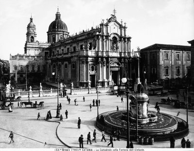 Piazza del Duomo à Catane, avec la cathédrale dédiée à Sainte Agathe et la fontaine de l