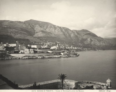 Vue de Montecarlo, station balnéaire surplombant la mer de Ligurie. Les Alpes maritimes se dressent en arrière-plan. La photographie a été prise depuis Monaco - Giacomo Brogi