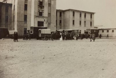 Album "Images de la guerre II": soldats italiens et ambulances de la Croix-Rouge à Gradisca Sagrado, Gorizia, Italie (photo n/b) - Gigliucci Gigliucci