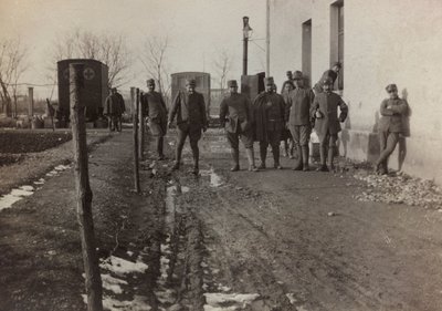 Album "Images de la guerre II": soldats italiens et ambulances de la Croix-Rouge à Gradisca Sagrado, Gorizia, Italie (photo n/b) - Gigliucci Gigliucci