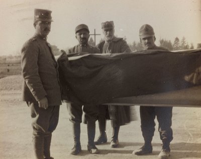Album "Images de la guerre II": soldats italiens portant le cercueil d
