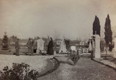 Album "Images de guerre II" : soldats et Croix-Rouge en visite au cimetière de Gradisca - Gigliucci Gigliucci