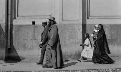 Prêtre orthodoxe russe se promenant sur le trottoir suivi de sa femme et de ses deux enfants à Moscou - Gilbert H. Grosvenor