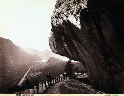 Une route dans les montagnes du col du Brünig, en Suisse - Giorgio Sommer