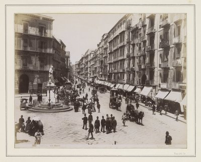 Vue de la Via Roma à Naples, avec une statue, des magasins, des calèches et des passants - Giorgio Sommer