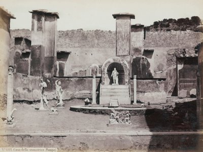 Vue partielle du jardin surélevé de la Maison de Marcus Lucretius à Pompéi, décoré de statues en marbre et de hermès. Au centre, une fontaine avec une niche. En arrière-plan, des fragments de peintures murales - Giorgio Sommer