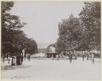 Place avec une fontaine et des promeneurs à Naples - Giorgio Sommer