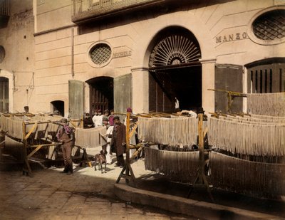 Rangées de séchoirs à maccheroni devant une usine à Torre Annunziata - Giorgio Sommer