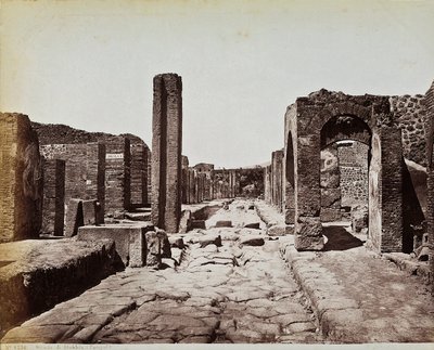 Ruines structurelles le long de la Strada di Stabia, sur le site archéologique de Pompéi - Giorgio Sommer