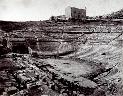 Les vestiges du théâtre grec à Syracuse dans le parc monumental de Néapoll. Au premier plan, l