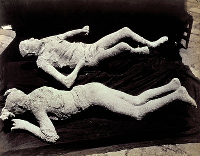 Deux moulages de figures humaines des fouilles de Pompéi. Les expositions ont été placées sur un tissu noir pour les photographier - Giorgio Sommer