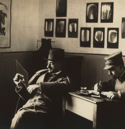 Alfredo Trombetta radiologue avec un homme en uniforme militaire, dans le département radiologique de l
