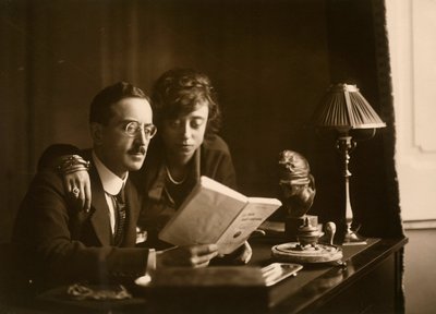 Couple marié lisant un livre - Phillipe de Marlier