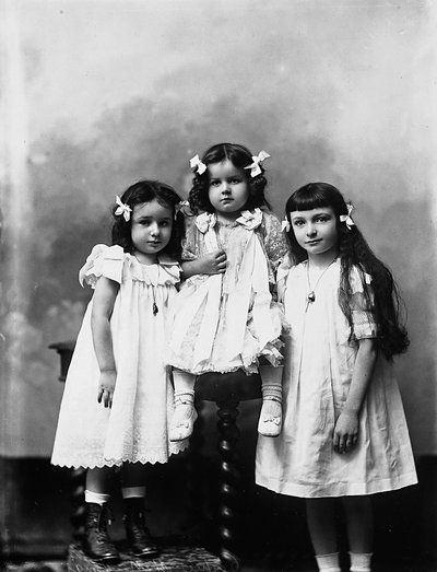 Portrait en studio de trois enfants - Phillipe de Marlier