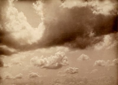 Étendue de ciel avec de gros nuages. La silhouette des collines se distingue en dessous - Phillipe de Marlier