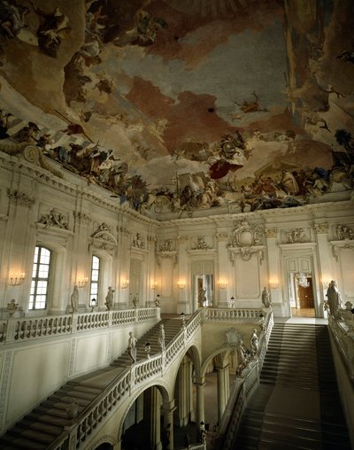Vue du grand escalier et plafond représentant l