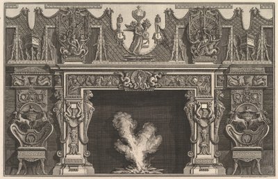 Oiseau dans une coquille au centre du linteau, avec une frise de trophées, surmontée d