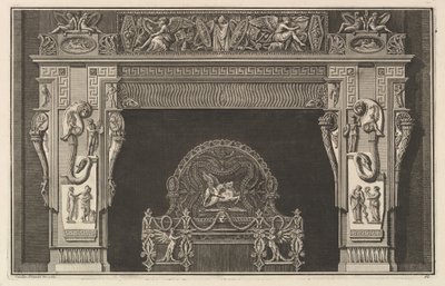 Cheminée: Frise de trophées et Victoires ailées sur le linteau, avec des cornes d