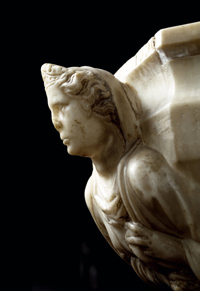 Bénitier à la colonne décorée des trois vertus théologales et une cuve décorée des bustes des quatre vertus cardinales - détail (Bénitier en marbre avec colonne avec les trois vertus théologales et cuve avec les quatre vertus cardinales) Sculpture par - Giovanni Pisano