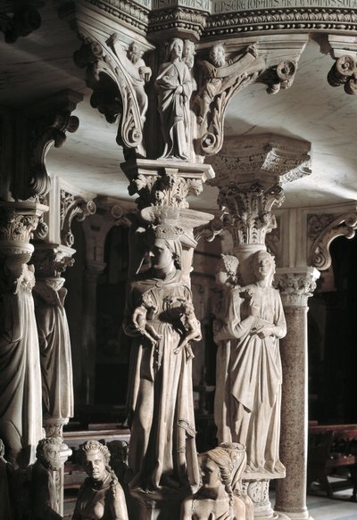 Détail des groupes sculptés soutenant la chaire réalisée par Giovanni Pisano : l
