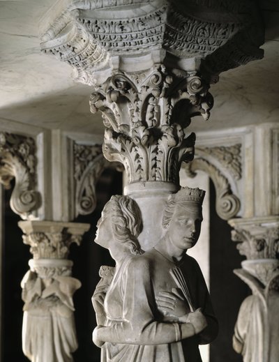 Détail des groupes sculptés soutenant la chaire réalisée par Giovanni Pisano : les Vertus théologales (détail) - Giovanni Pisano