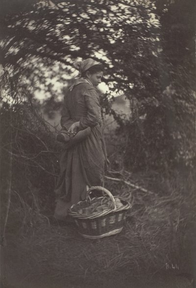 Femme debout avec panier au sol, 1870 - Giraudon