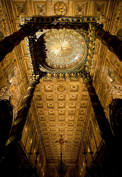Vue du plafond avec caissons en bois marqués et dorés par Giuliano da Sangallo et maître-autel réalisé par l