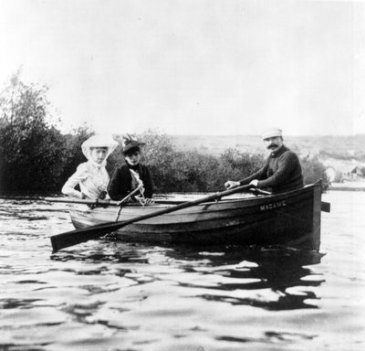 Guy de Maupassant dans un bateau avec Geneviève Straus et Colette Dumas Lippman, vers 1889 - Giuseppe Primoli