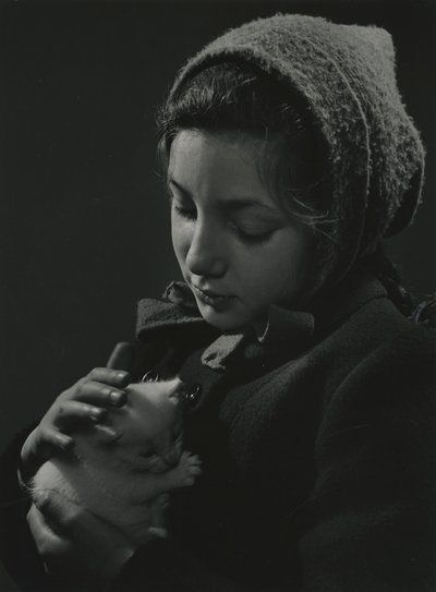 Fille tenant un chaton blanc dans ses bras. Début des années 1950 - Godfrey Macdominic