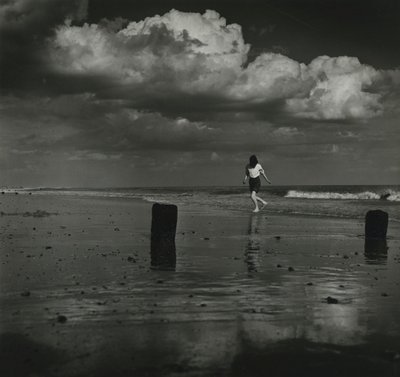 Enfant jouant avec les vagues à la plage - Godfrey Macdominic