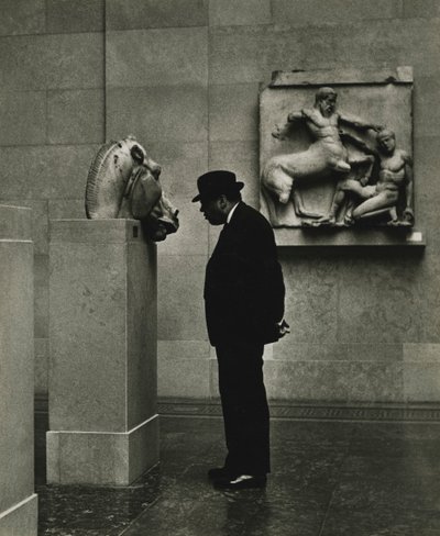 Homme regardant des sculptures au British Museum, Londres années 1950 - Godfrey Macdominic