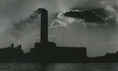 Centrale électrique au bord de la Tamise, Londres années 1950 - Godfrey Macdominic